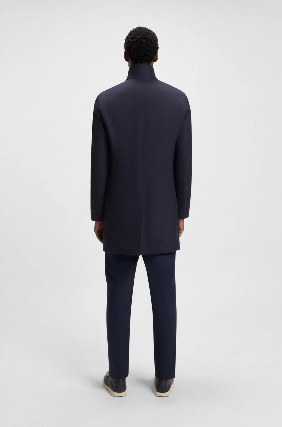 COAT WITH CONCEALED CLOSURE